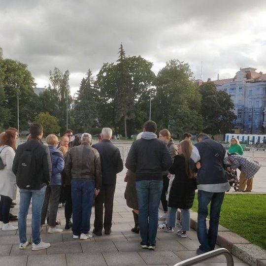 SOSTINĖS DIENOS 2021. Šalia Katedros varpinės renkasi eksursijos dalyviai.