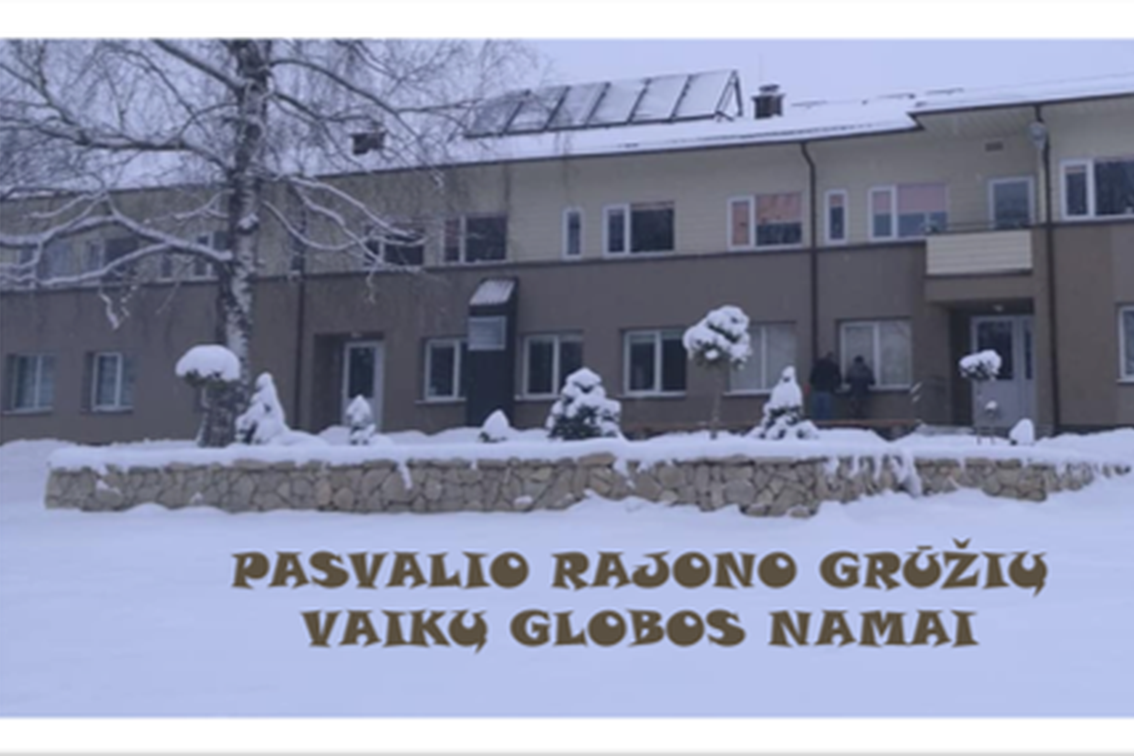 Pasvalio rajono Grūžių vaikų globos namų pastatas. Fotografuota žiemos metu - aplinkui daug sniego.