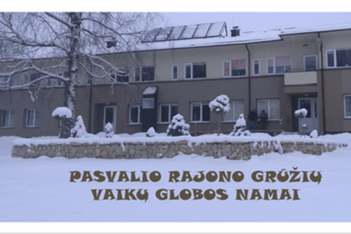 Pasvalio rajono Grūžių vaikų globos namų pastatas. Fotografuota žiemos metu - aplinkui daug sniego.