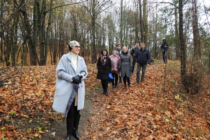 Šiltas ir gražus gana vėlyvas ruduo. Beveik visi lapai nukritę nuo medžių. Miško takeliu eina grupė žmonių. Jie atsisegioję savo paltus ir striukes. Visi geros nuotaikos, šypsosi.
