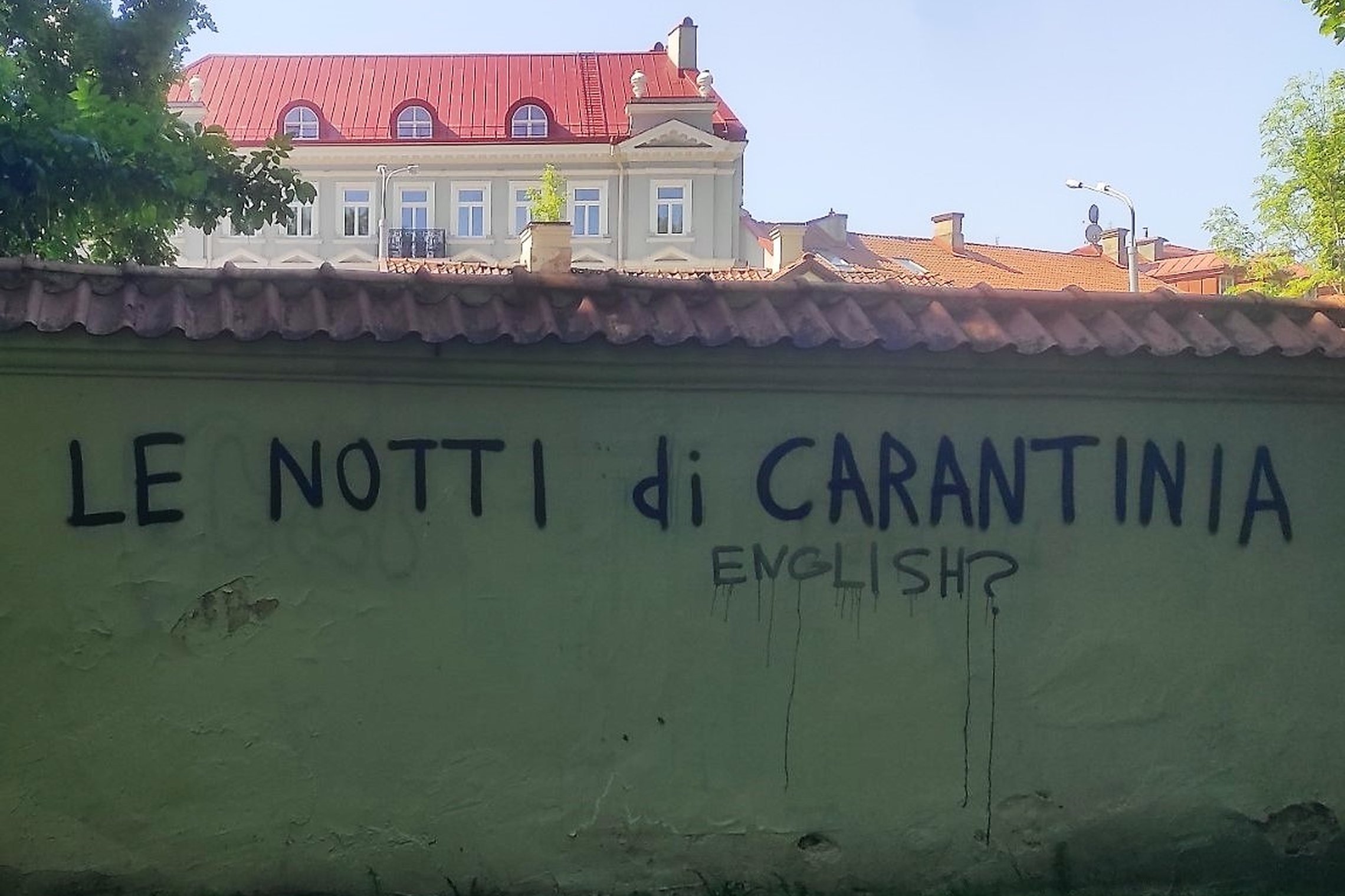 Ant Kirdėjų rūmų ansamblio tvoros „puikuojasi“ graffiti piešiniai ir užrašai. Vienas iš jų yra „Le Notti di Carintinia“.