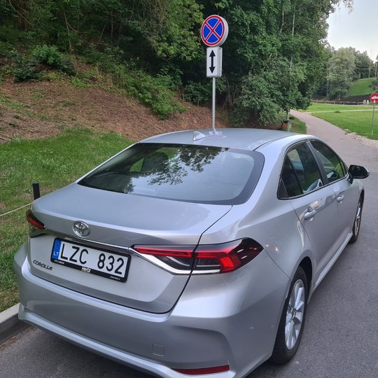 Viršutinės automobilių stovėjimo aikštelėje buvo įrengti kelio ženklai, draudžiantys sustoti ir stovėti.