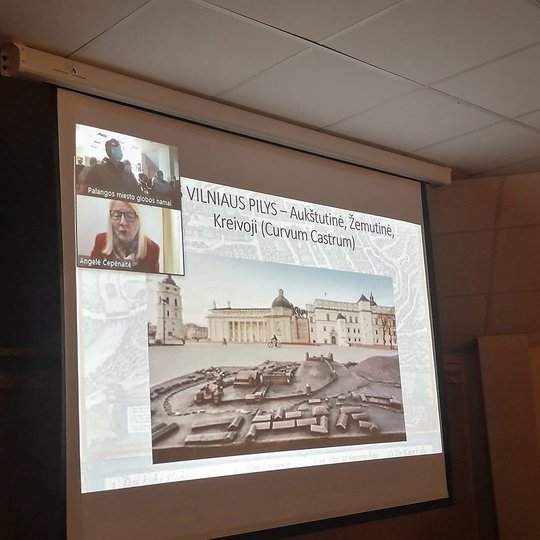 Projektoriaus ekranas su Katedros aikštės ir aikštėje esančiu Vilniaus pilių maketo vaizdu. Vyksta nuotolinis susitikimas.