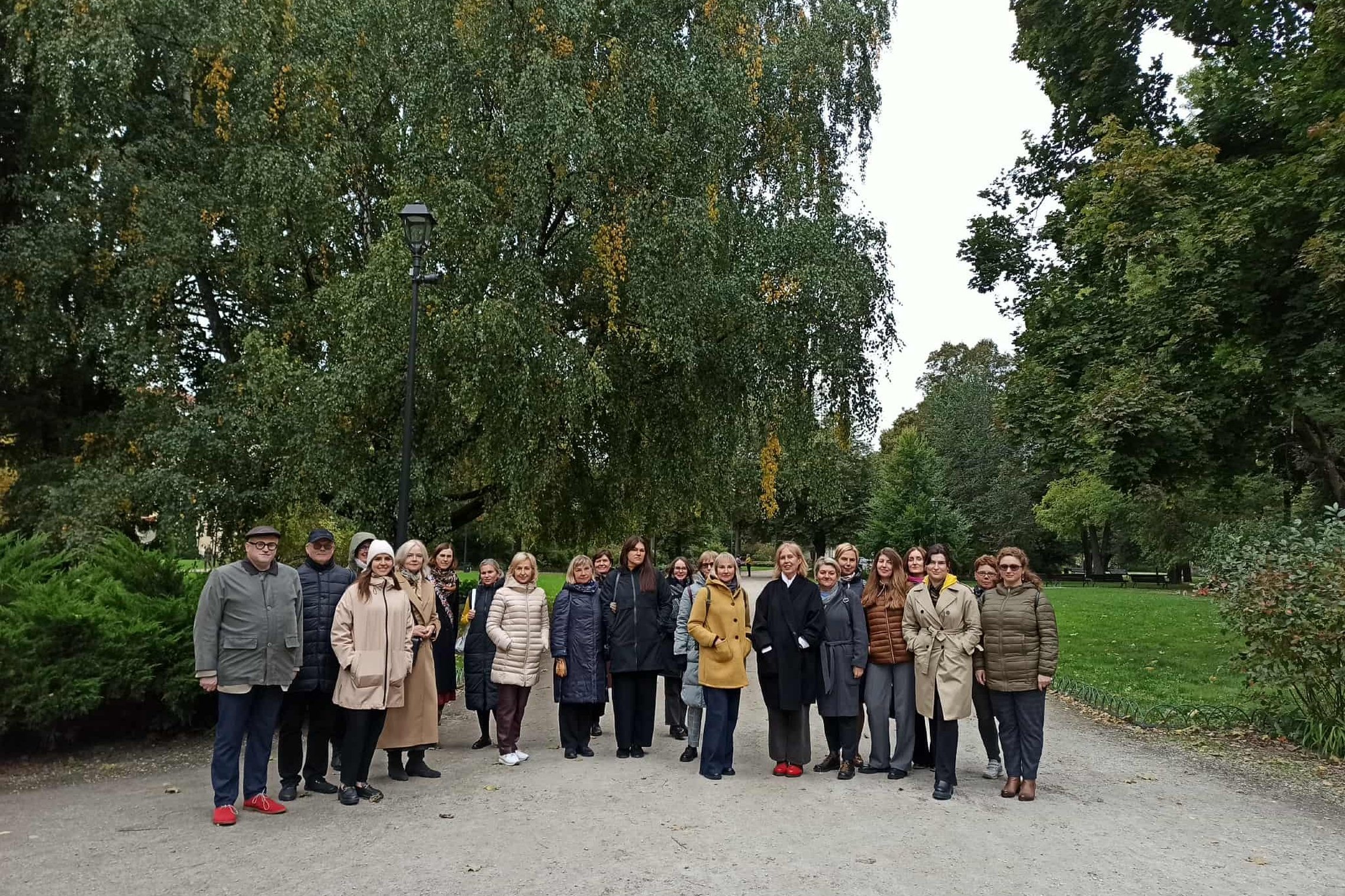 Nuotraukoje žmonių grupė dalyvauja ekskursijoje „Gyvi vandenys: Vilniaus pilių upės“