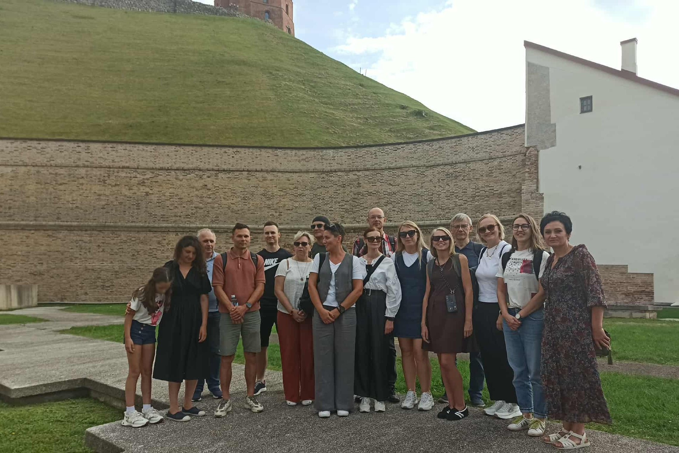Nuotraukoje didelė žmonių grupė dalyvauja ekskursijoje.