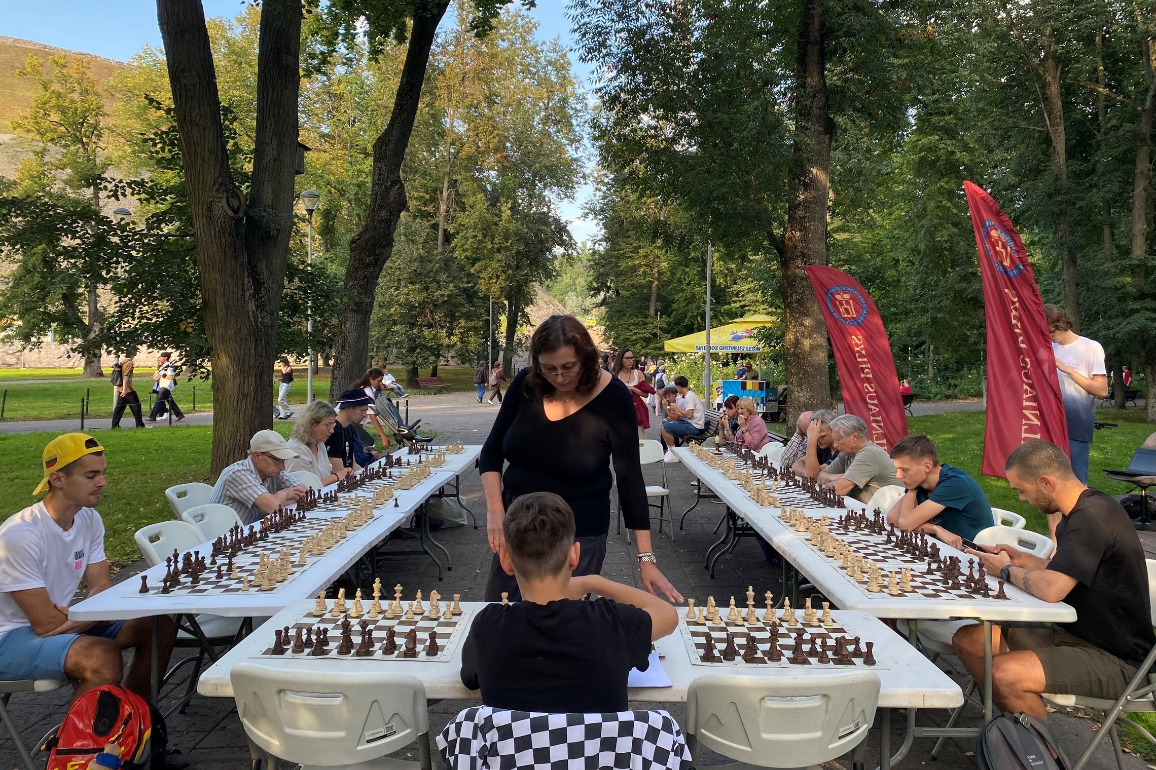Simultanas prie Gedimino kalno: WGM Kamilė Baginskaitė žaidžia prieš kelis varžovus lauke