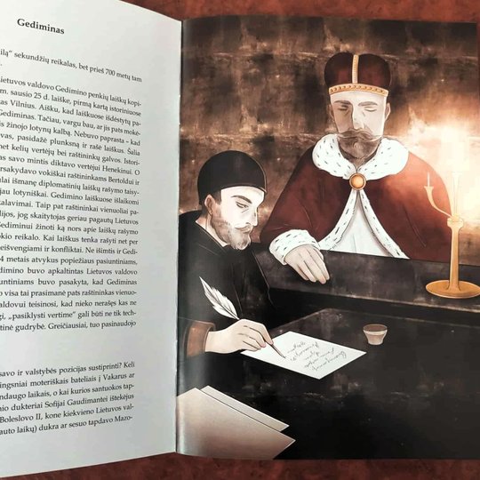 Atverstas knygos dvilapis: kairėje – skyrius „Gediminas“ su pasakojamuoju tekstu apie valdovo laiškus ir politiką; dešinėje – iliustracija, vaizduojanti didįjį kunigaikštį Gediminą prie stalo su raštininku, rašančiu laišką plunksna žvakių šviesoje.