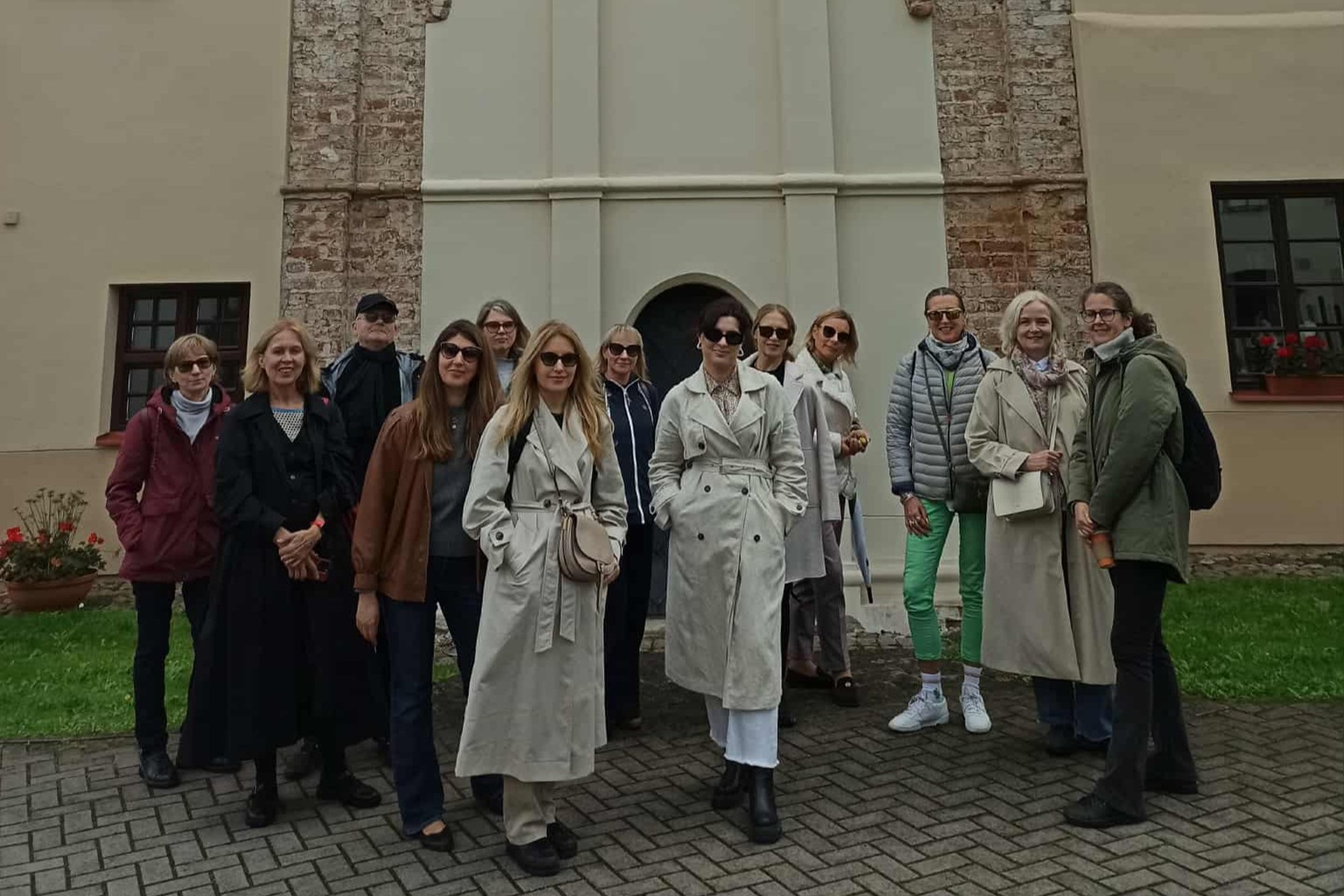Nuotraukoje grupė žmonių dalyvauja ekskursijoje.