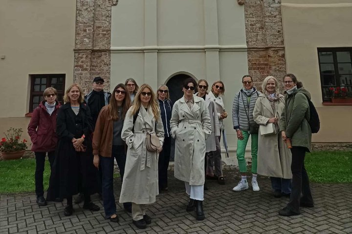 Nuotraukoje grupė žmonių dalyvauja ekskursijoje.