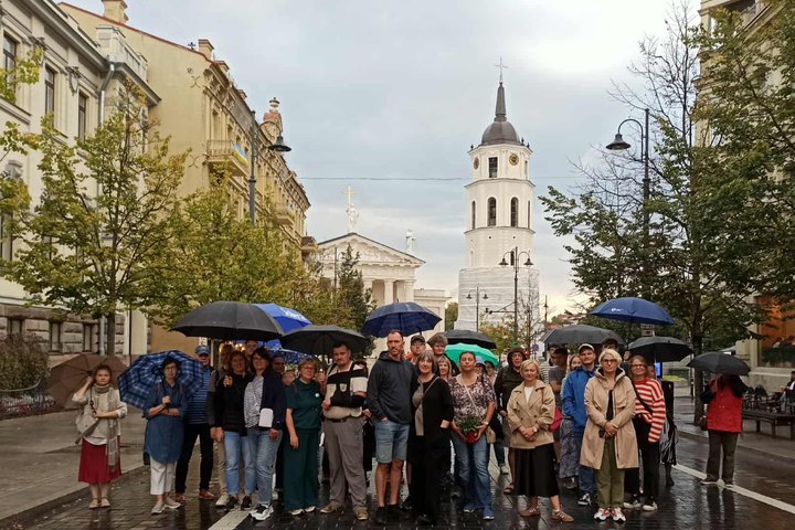 Nuotraukoje didelė grupė žmonių dalyvauja ekskursijoje: „Vilniaus pilių arsenalai: tvirtovės kapitalai“
