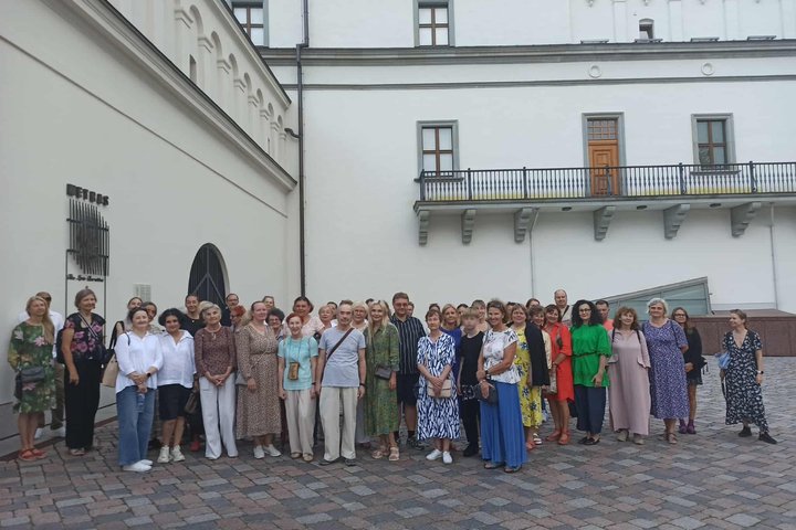 Nuotraukoje didelė žmonių grupė dalyvauja ekskursijoje „Pramogos Vilniaus pilyse“