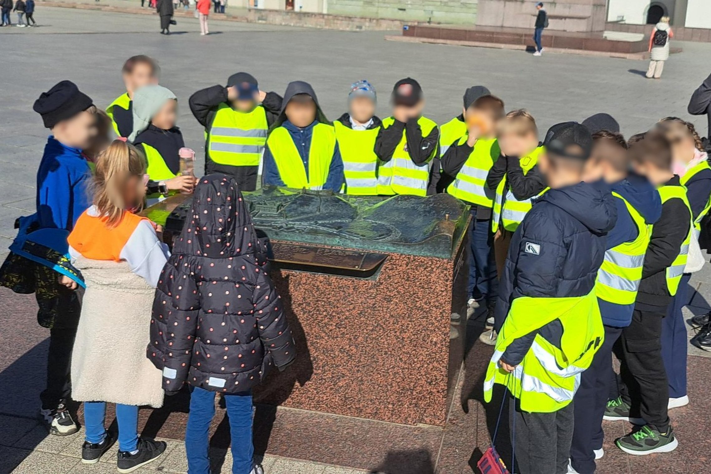 Nuotraukoje vaikai tyrinėja Vilniaus pilių maketą.