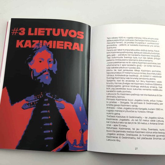 Atverstas knygos dvilapis: kairėje – juodame fone ryški, kontrastingų raudonų ir mėlynų spalvų stilizuota Lietuvos valdovo portreto iliustracija su antrašte „#3 Lietuvos Kazimierai“; dešinėje – tekstinis puslapis apie Lietuvos Kazimierus.