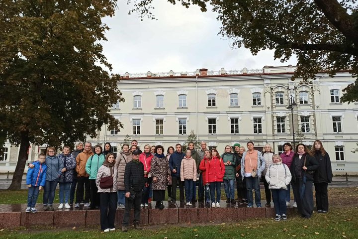 Nuotraukoje grupė žmonių dalyvauja ekskursijoje „Lauryno Gucevičiaus kodas“