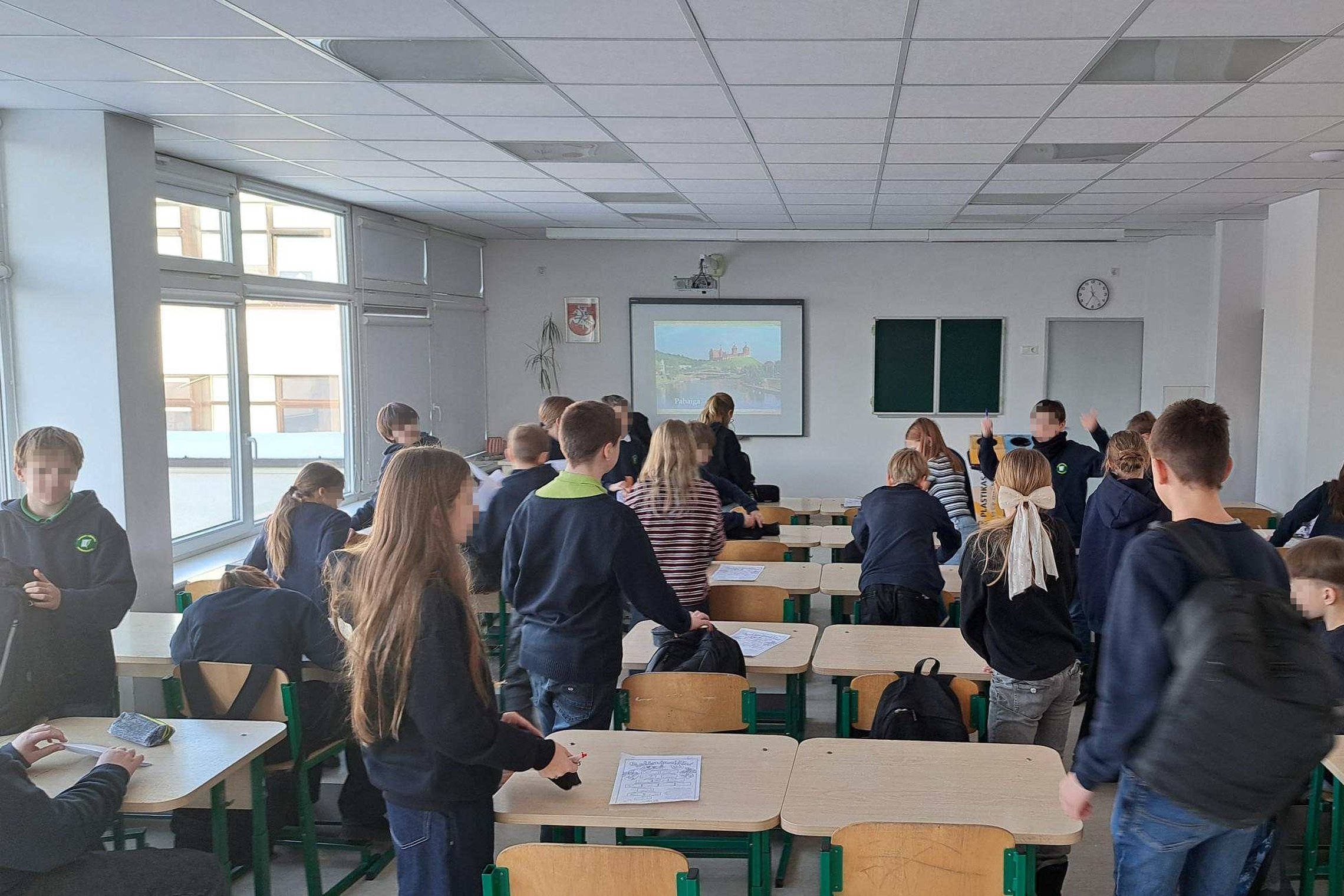 Vilniaus Ažuolyno gimnazijos klasėje vykstanti edukacija apie Gediminaičius – penktokai prie suolų dirba su užduočių lapais ir pildo Gediminaičių dinastijos genealoginį medį.