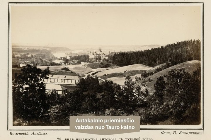 XIX a. pabaigos fotografija „Antakalnio priemiesčio vaizdas nuo Tauro kalno“ – matyti kalvotas reljefas, medžiais apaugusios kalvos ir Antakalnio apylinkės, fotografuota nuo kalvos, šiandien siejamos su Bevardžiu kalnu.
