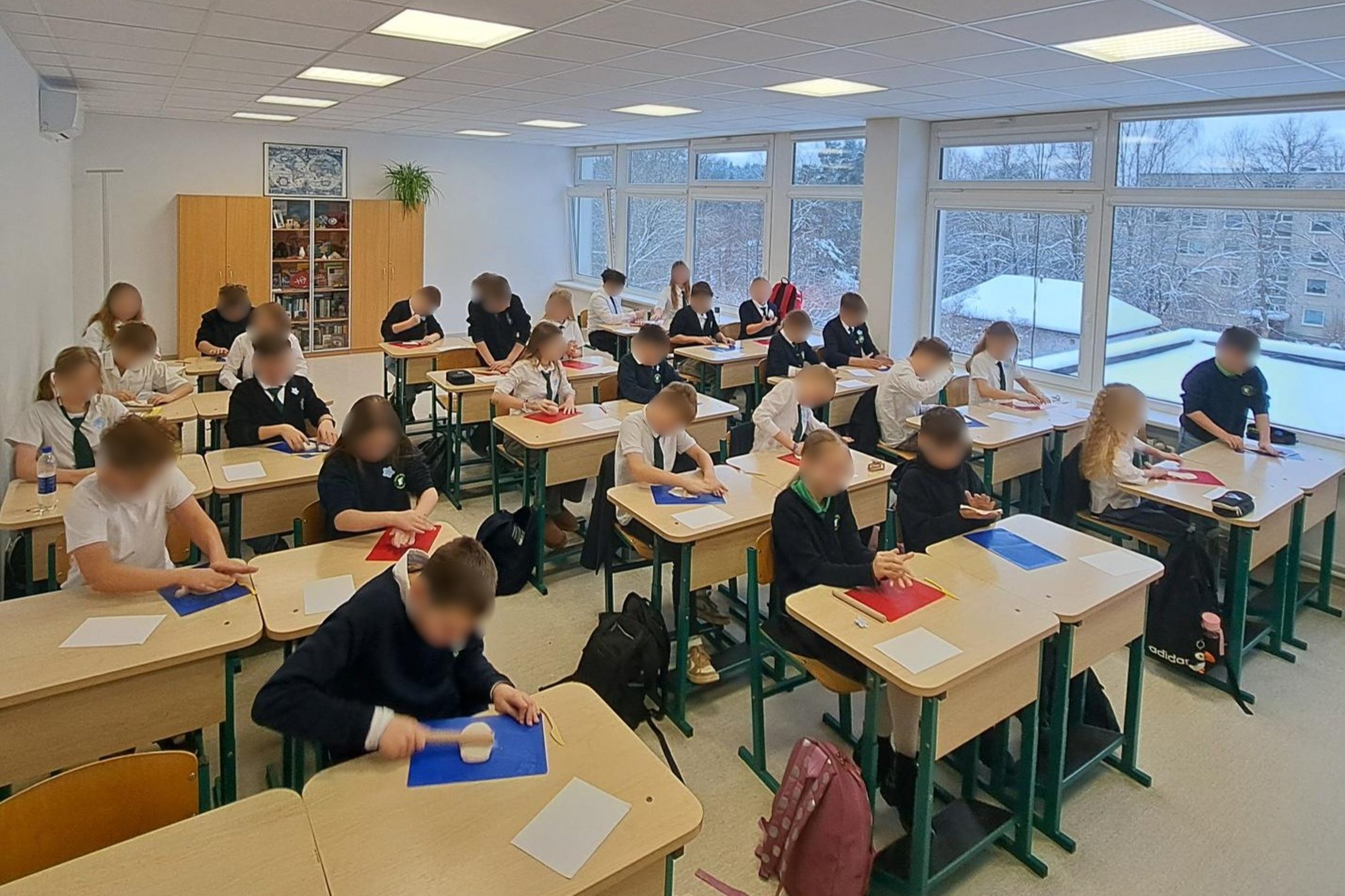 Nuotraukoje vaikai dalyvauja edukacijoje „Dinastija tavo rankose: lipdyk ir pasakok istoriją“.