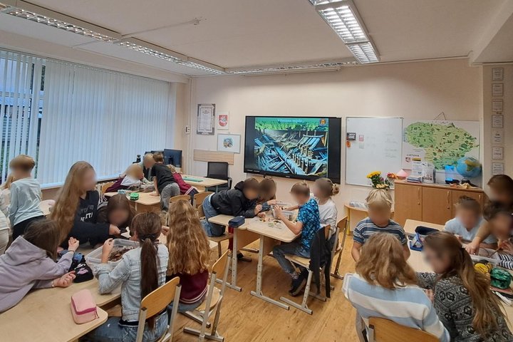 Nuotraukoje mokiniai dalyvauja edukacijoje „Kasinėjant istoriją – skaitant žemės knygas“.