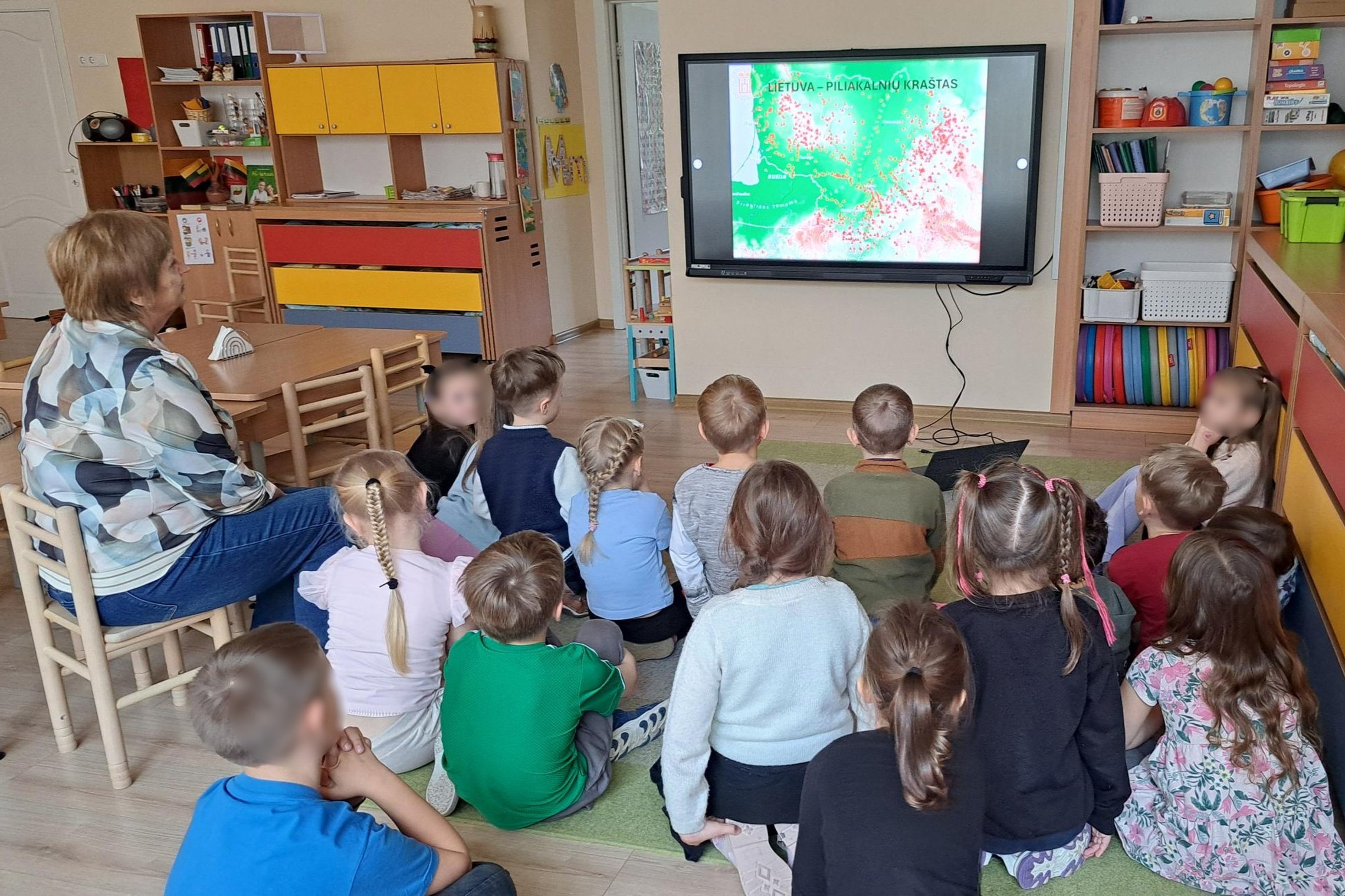 Nuotraukoje akimirka iš edukacijos „Piliakalniai ir Vilniaus pilys – ant kalnų gimusi galia“ mažieji tyrinėtojai aiškinasi, kas yra piliakalnis.