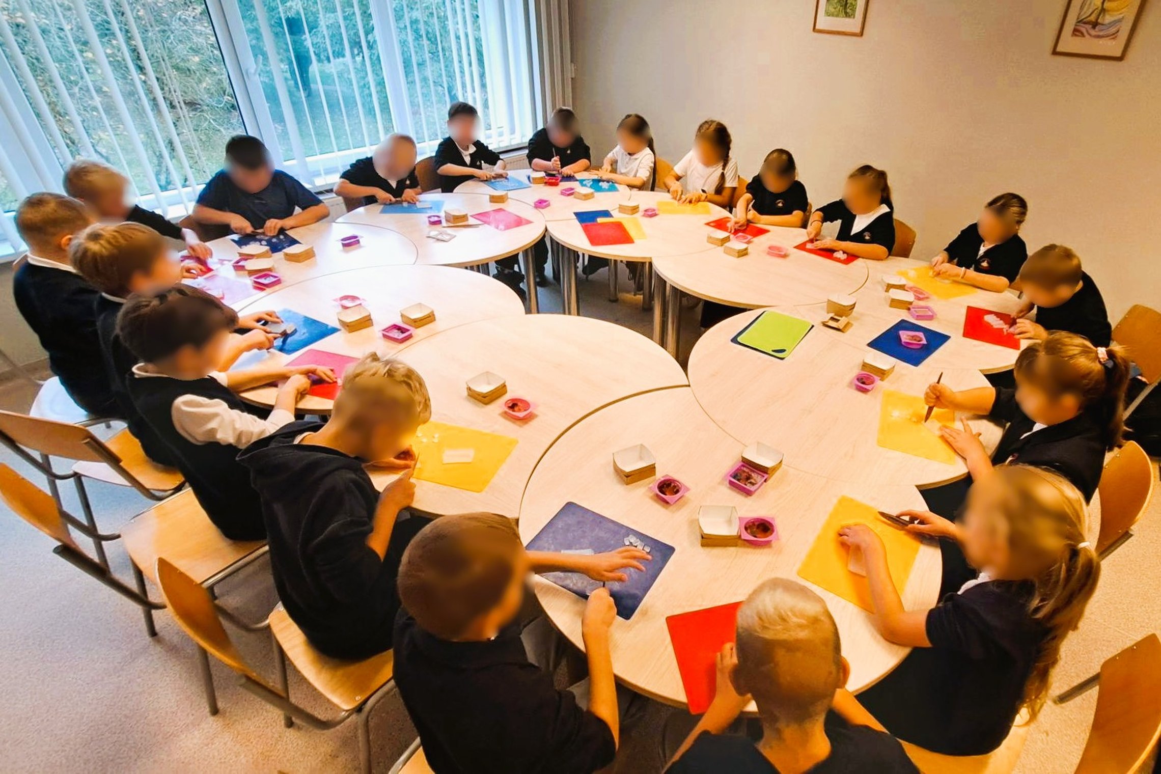 Nuotraukoje mokiniai dalyvauja edukacijoje „Muilo kodas“