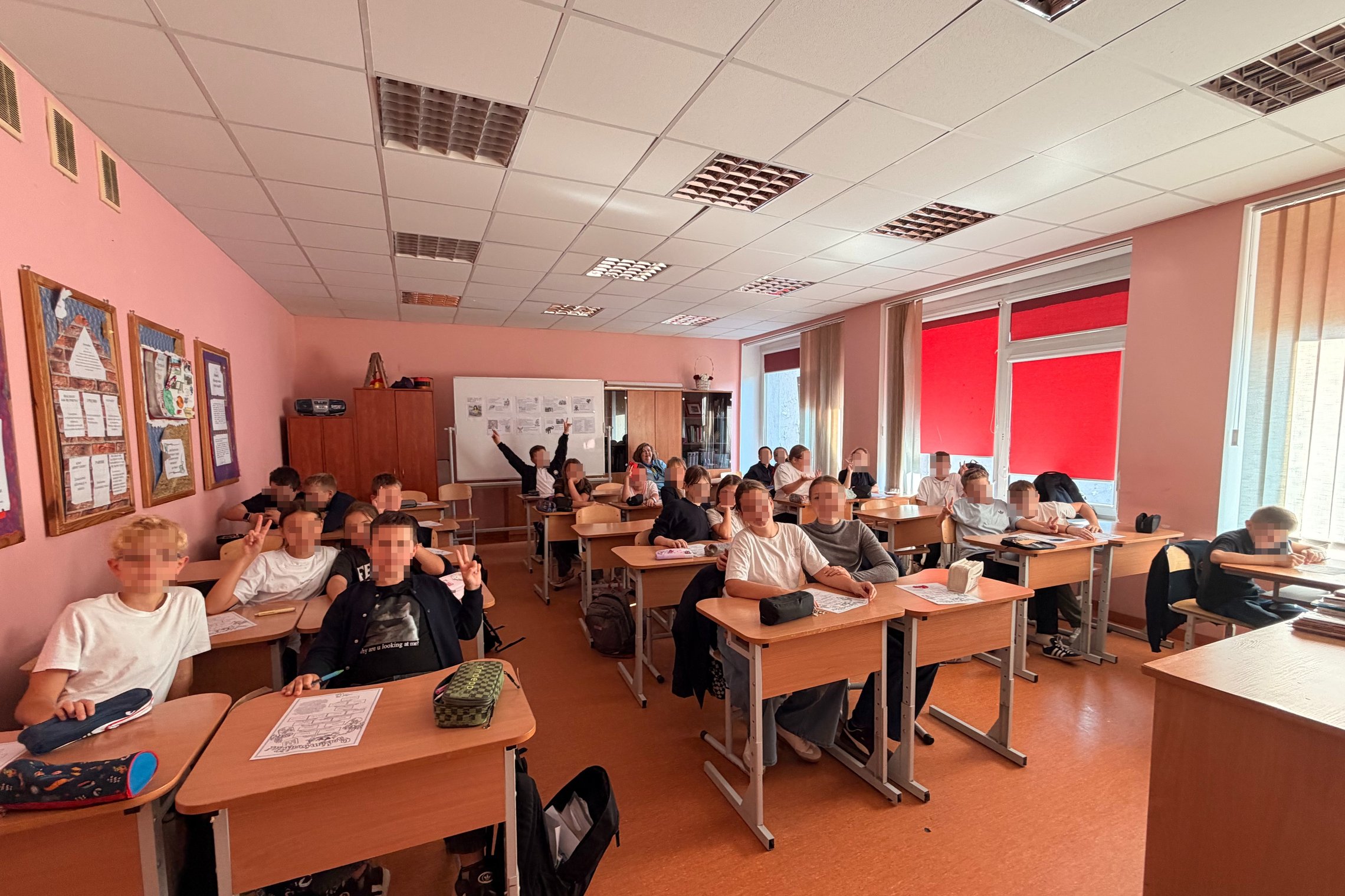 Šalčininkų Jono Sniadeckio gimnazijos 5a, 5b ir 5c klasių mokiniai edukacijos „Didieji Lietuvos kunigaikščiai“ metu klausosi pasakojimo apie Lietuvos valdovus, apžiūri istorinius objektus ir dalyvauja pažintinėse veiklose.