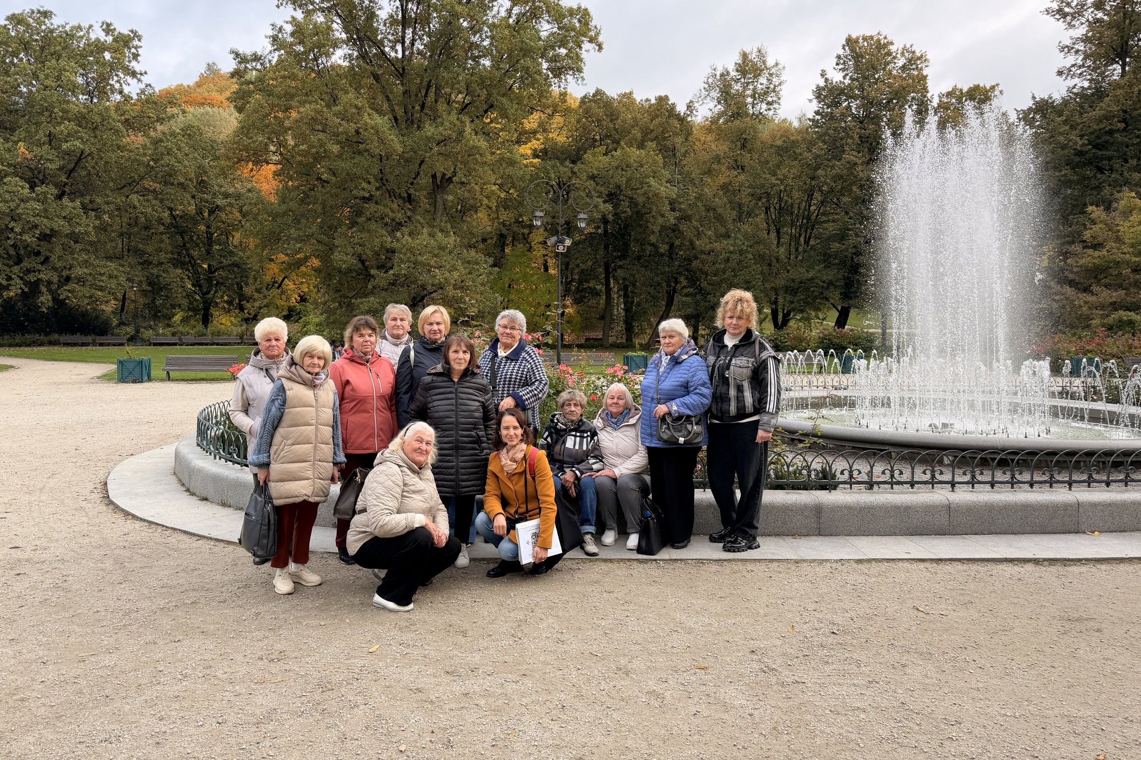 Trečiojo amžiaus universiteto studentai ekskursijos „Vyšnios kaip apelsinai: Vilniaus pilių parkai ir sodai“ metu vaikšto Vilniaus pilių teritorijoje, klausosi gido pasakojimo apie istorinius sodus ir parkus bei susipažįsta su miesto kraštovaizdžio raida 