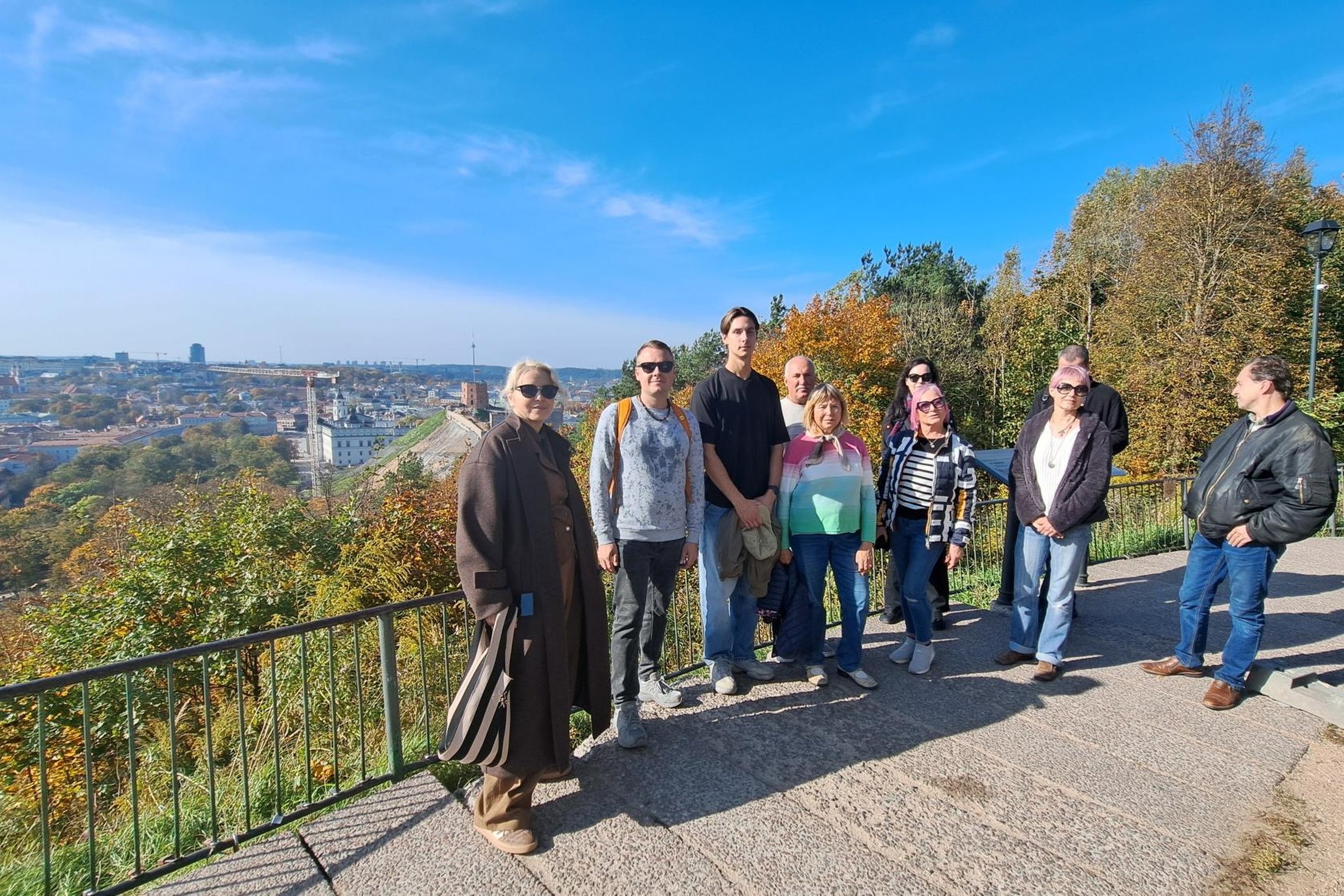 Nuotraukoje žmonės dalyvauja ekskursijoje „Pamatyti nematomą: Kreivosios pilies archeologija“.