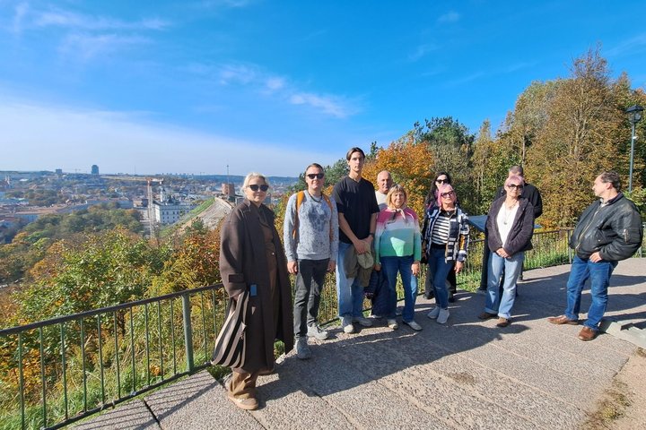 Nuotraukoje žmonės dalyvauja ekskursijoje „Pamatyti nematomą: Kreivosios pilies archeologija“.