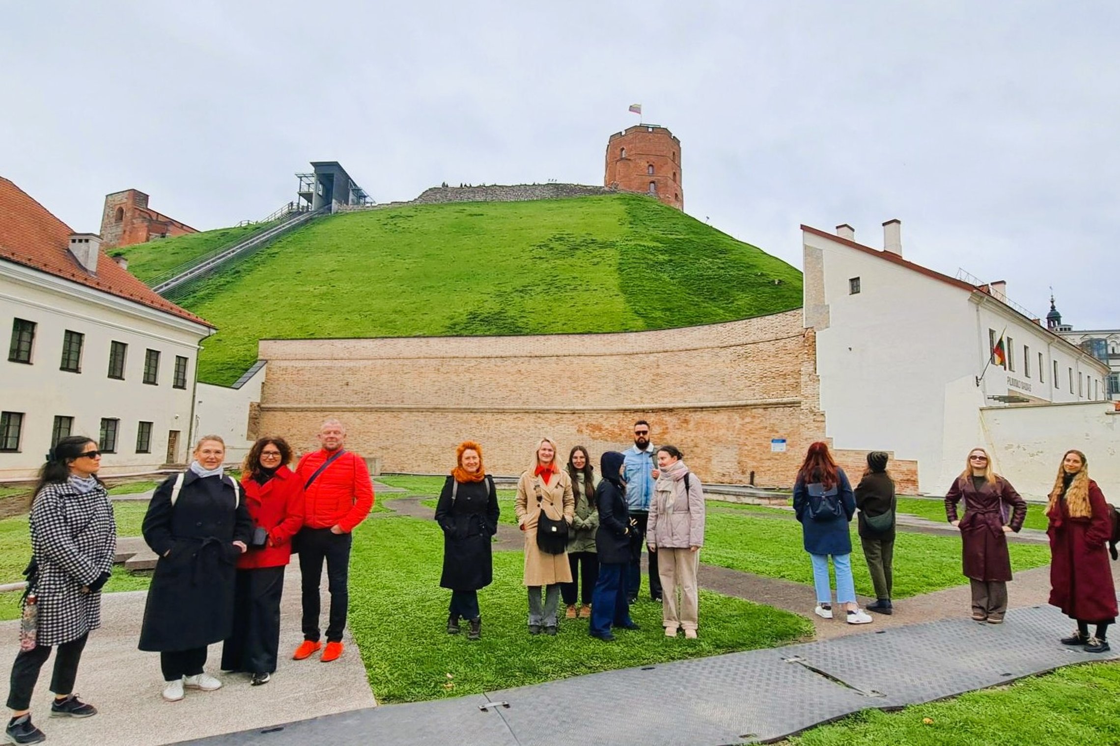Nuotraukoje būsimi gidai, kuriems mūsų gidai šiandien surengė ekskursiją „Pamatyti nematomą: Kreivosios pilies archeologija“.