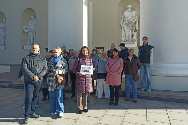 Ekskursijos „Lauryno Gucevičiaus kodas“ dalyviai prie Vilniaus arkikatedros bazilikos.