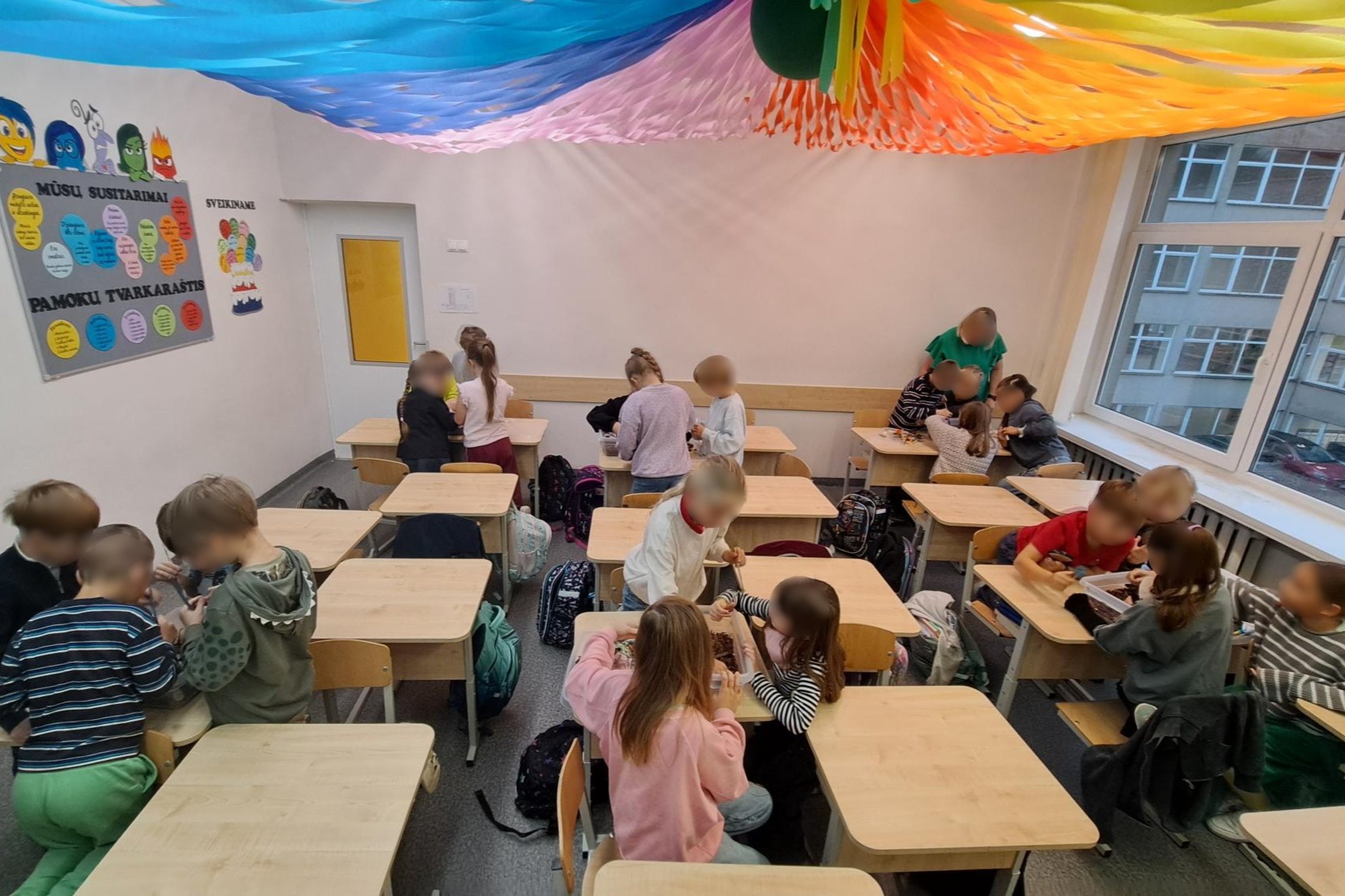 Nuotraukoje mokiniai dalyvauja edukacijoje „Kasinėjant istoriją – skaitant žemės knygas“