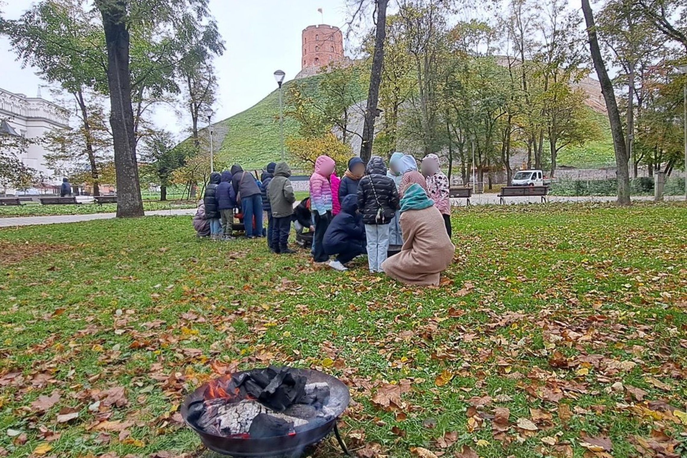 Nuotraukoje mokiniai dalyvauja edukacinėje pamokoje „Nuo išlikimo iki žinios: ugnies kelias per amžius“
