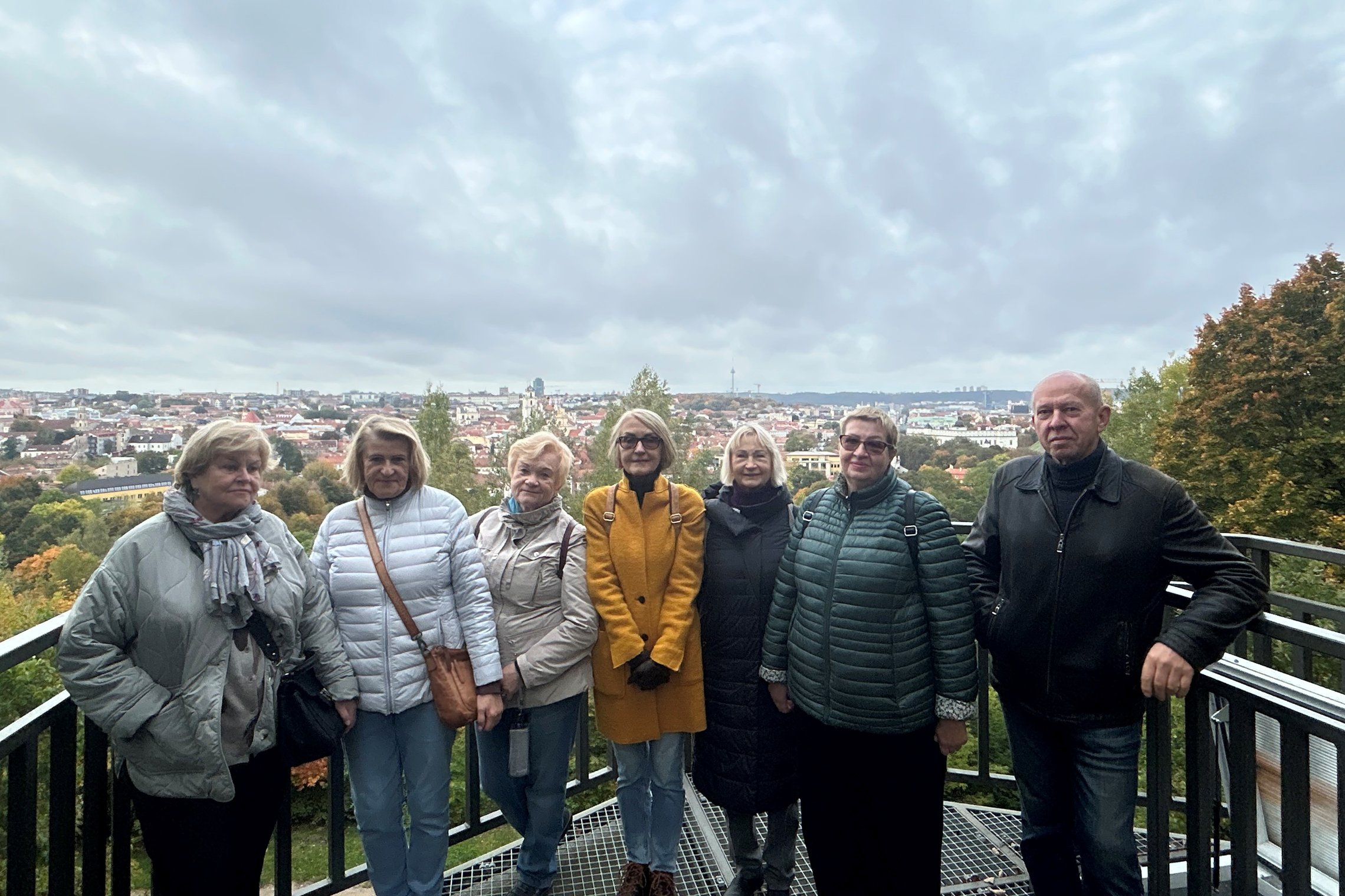 Grupė ekskursantų pozuoja Altanos bokštelio balkone.