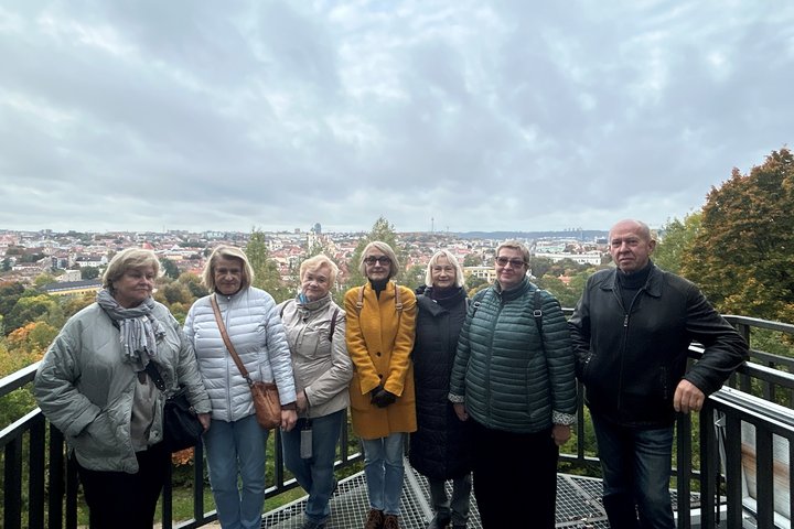Grupė ekskursantų pozuoja Altanos bokštelio balkone.