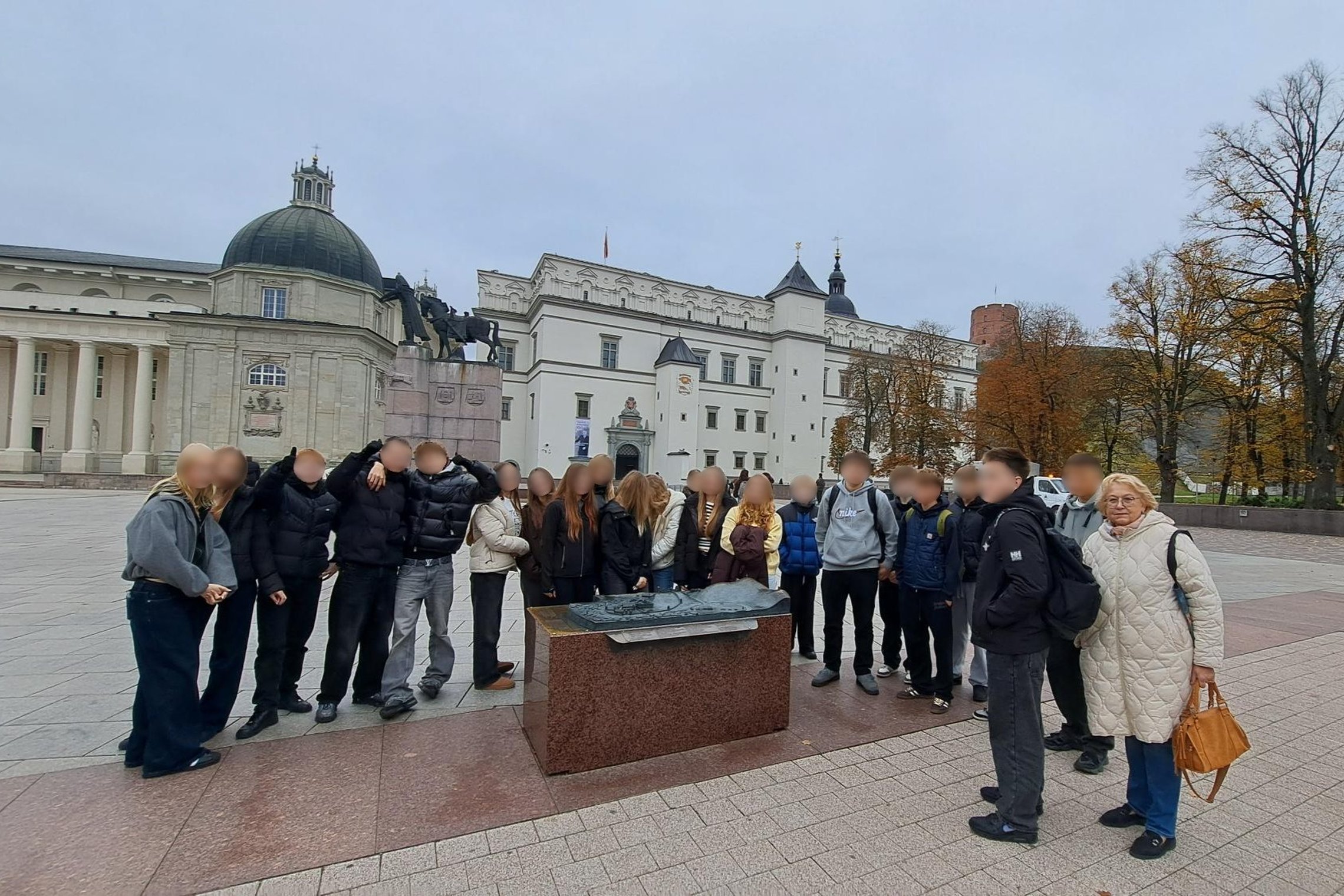 Nuotraukoje mokiniai. Šiandien Vilniaus pilyse sulaukėme svečių iš uostamiesčio! 45 Klaipėdos universiteto „Žemynos“ gimnazijos devintokai atvyko į sostinę.