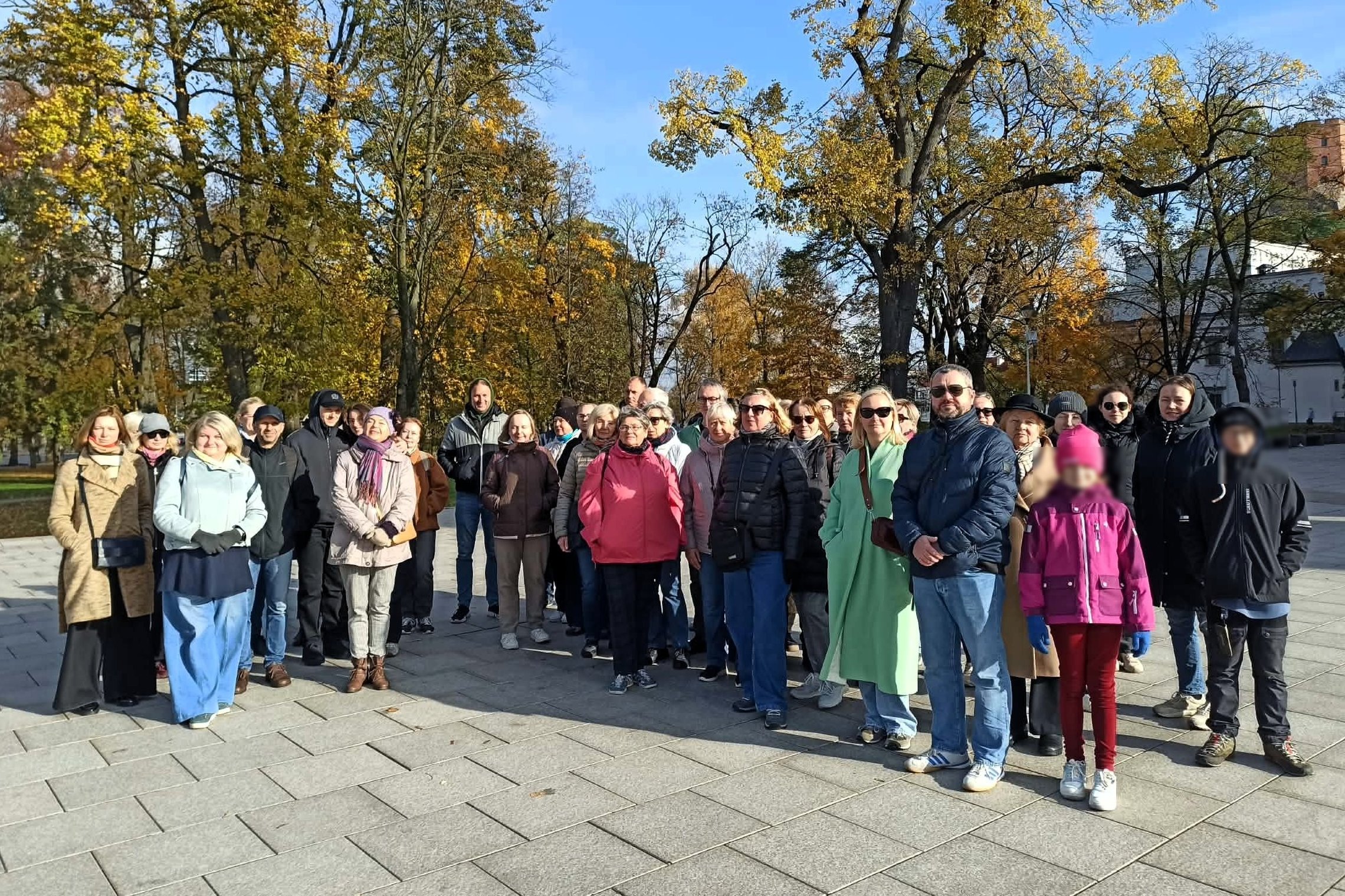 Ekskursijos „Vilniaus pilių laikrodžiai“ dalyviai saulėtą rudens šeštadienio rytą Vilniaus pilių teritorijoje.