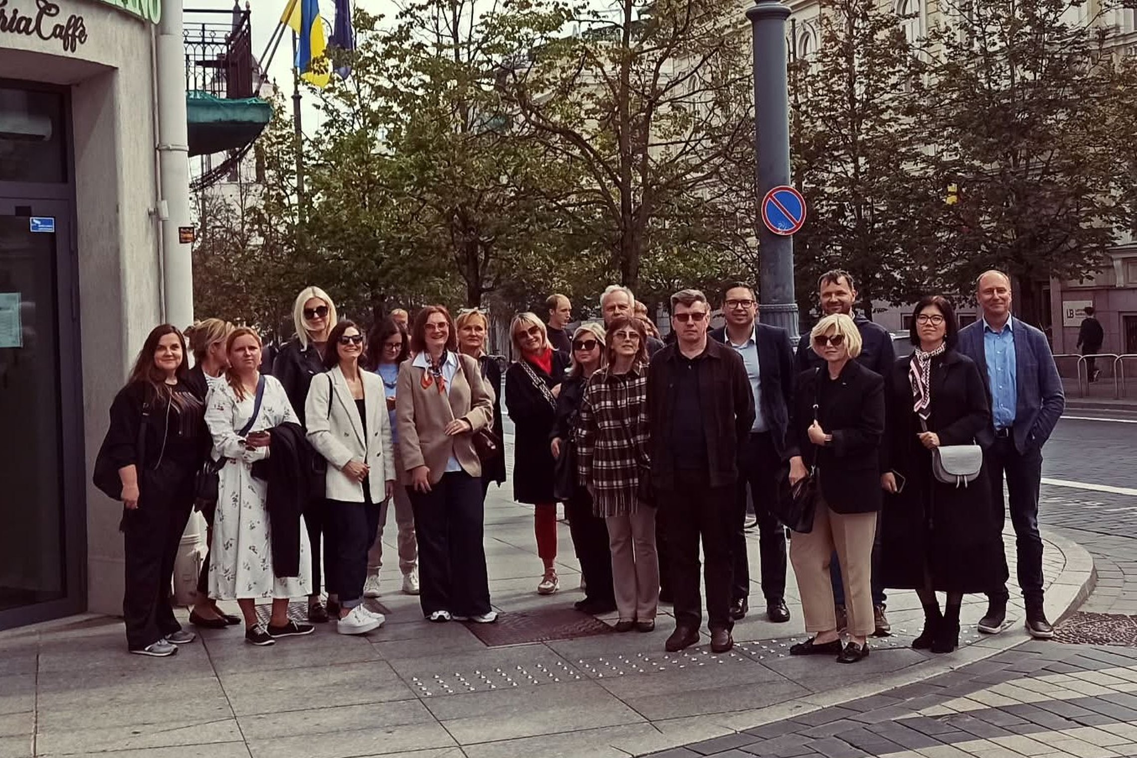 Susisiekimo ministerijos darbuotojų grupė pozuoja Vilniaus centre po uždaros ekskursijos „Vilniaus pilių arsenalai“, surengtos per pietų pertrauką.