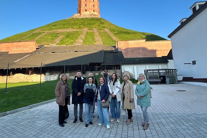 Žemės ūkio ministerijos grupė Vilniaus pilių teritorijoje, Gedimino kalno papėdėje, užfiksuota prie Gedimino pilies bokšto.