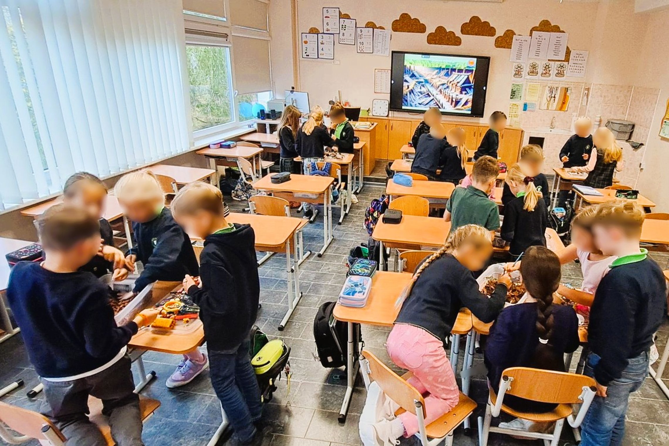 Nuotraukoje į edukaciją „Kasinėjant istoriją – skaitant žemės knygas“ įsitraukę 2A klasės mokiniai.