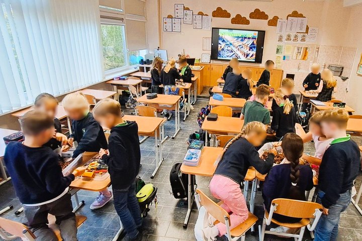 Nuotraukoje į edukaciją „Kasinėjant istoriją – skaitant žemės knygas“ įsitraukę 2A klasės mokiniai.