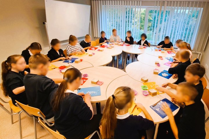 Nuotraukoje mokiniai dalyvauja edukacijoje „Muilo kodas“.