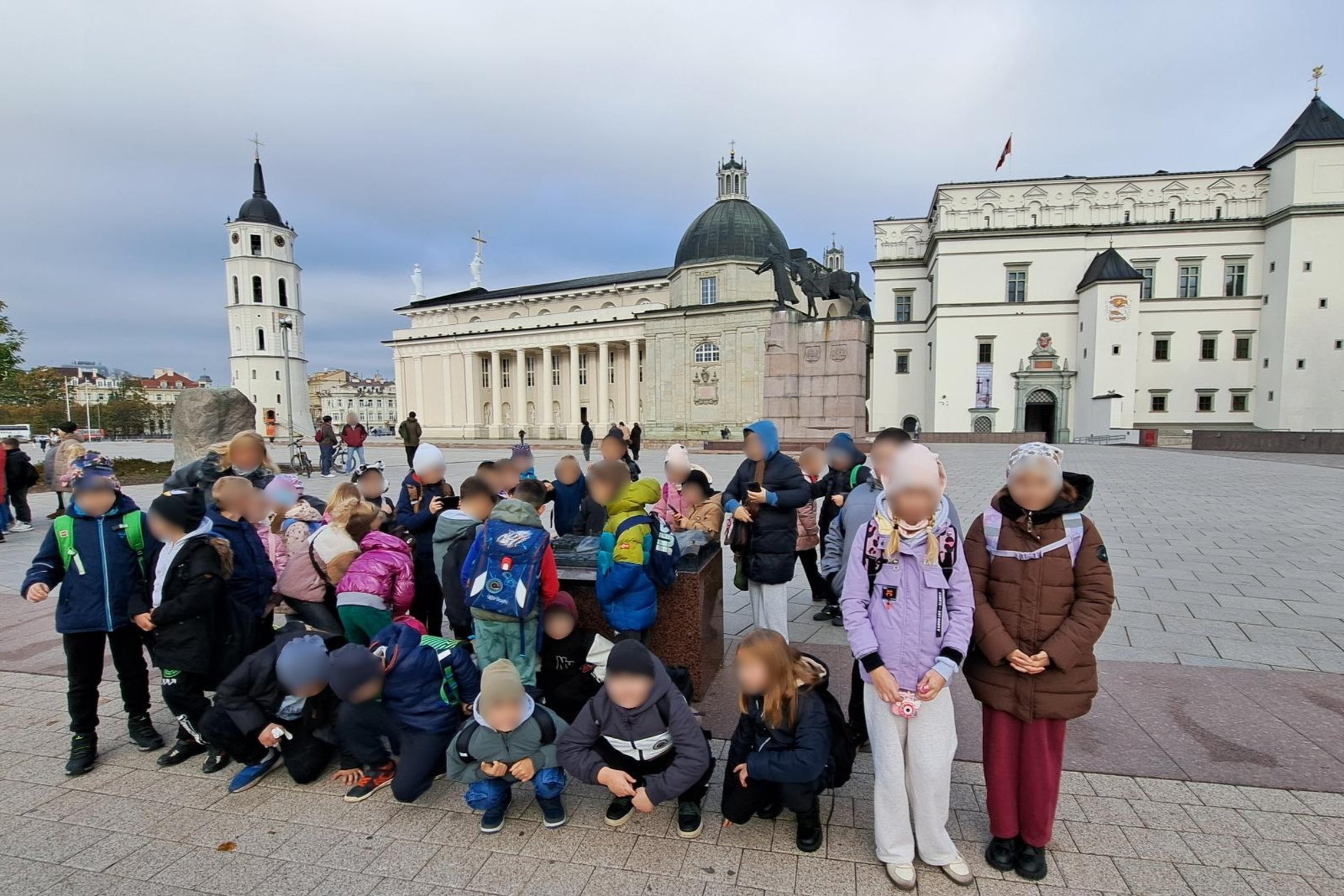 Nuotraukoje būrys mokinių. Jie dalyvauja edukacijoje „Gediminas ir Vilniaus trys pilys“