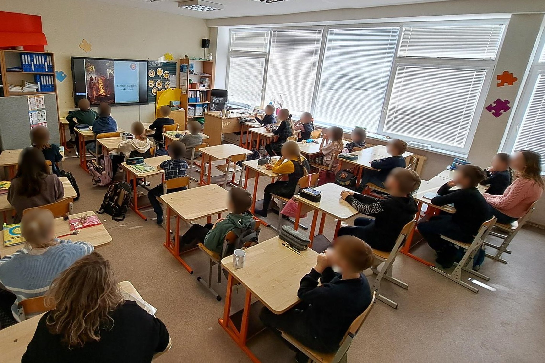 Mokiniai klasėje dalyvauja edukacijoje apie Lietuvos valstybės sukūrimą