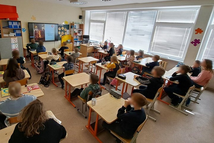 Mokiniai klasėje dalyvauja edukacijoje apie Lietuvos valstybės sukūrimą