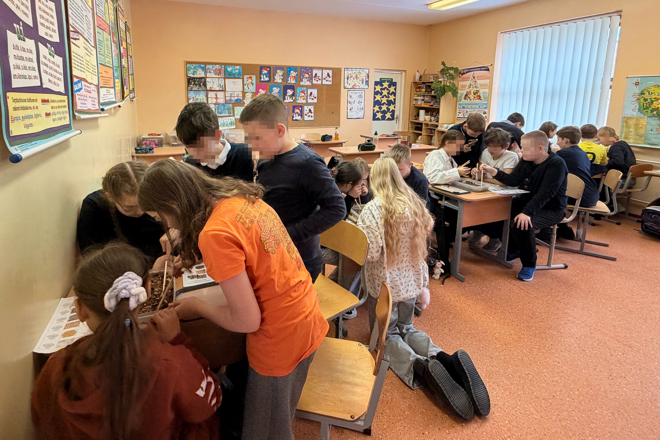 Jašiūnų „Aušros“ gimnazijos pradinių klasių mokiniai edukacijos metu atlieka lobio paieškos užduotis – susibūrę komandomis tyrinėja žemėlapį, klausosi pasakojimo apie pilių istoriją, o fone matomas Gedimino pilies bokštas
