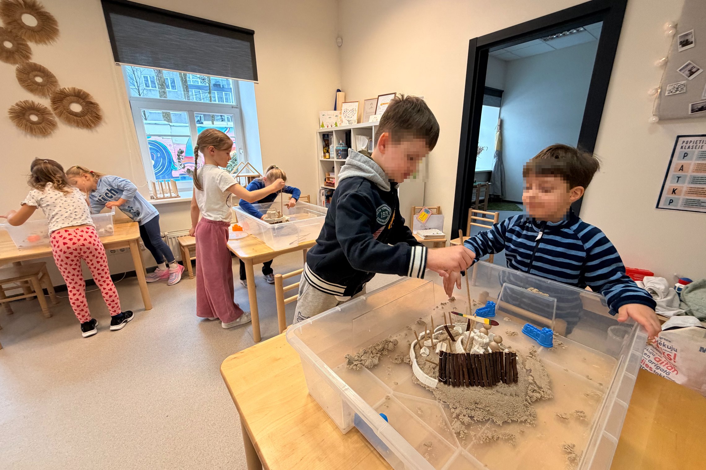 Vilniaus Pažinimo medžio priešmokyklinukai ir antrokai edukacijos metu tyrinėja piliakalnių modelius iš kinetinio smėlio, diskutuoja apie Lietuvos didžiuosius kunigaikščius ir Vilniaus senamiesčio vertę.