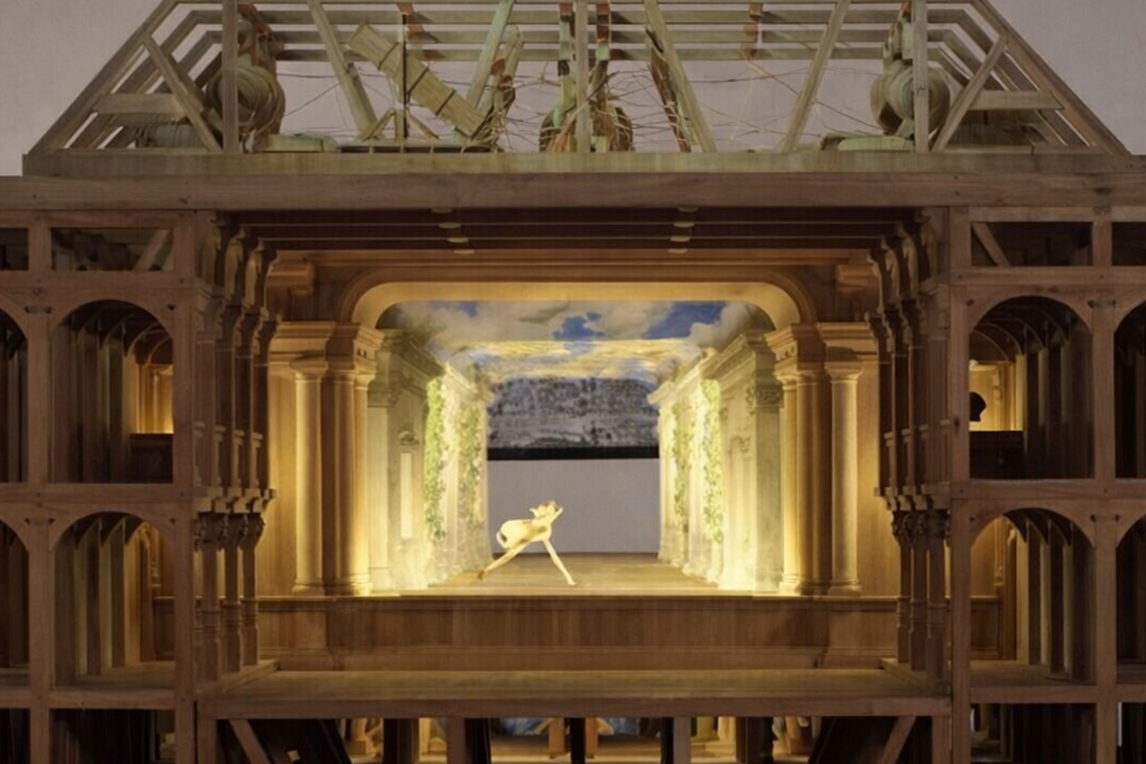 Barokinio teatro scenos rekonstrukcija Vilniuje – medinis dviaukštis teatro modelis su kolonomis, perspektyvine dekoracija ir apšviesta scena centre.