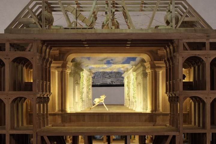 Barokinio teatro scenos rekonstrukcija Vilniuje – medinis dviaukštis teatro modelis su kolonomis, perspektyvine dekoracija ir apšviesta scena centre.
