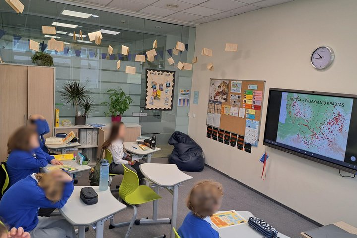 Nuotraukoje mokiniai dalyvauja edukacijoje apie piliakalnius