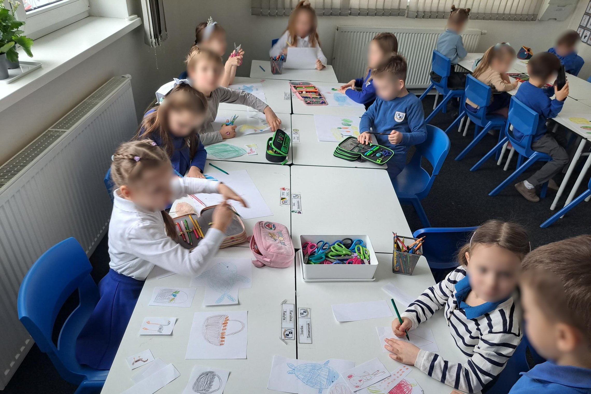 Nuotraukoje vaikai klasėje. Jie dalyvauja edukacijoje.